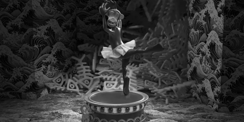 Un monito con tutú en una plataforma giratoria con música y muchos logos de Sy Films