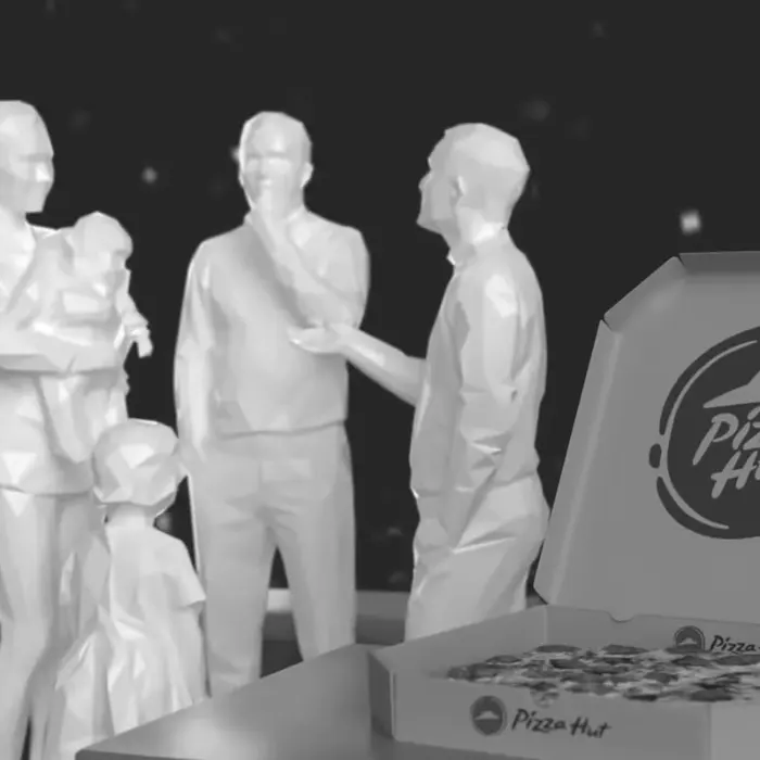 Tres adultos y dos niños conversando con una caja de Pizza Hut en su mesa
